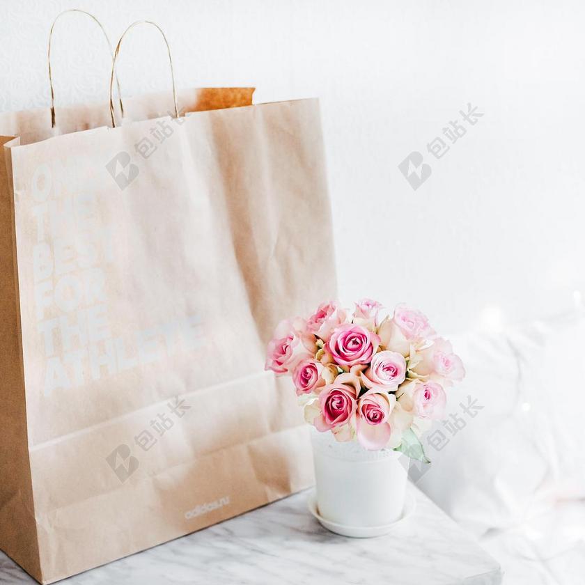 粉色的鲜花和购物袋背景图片