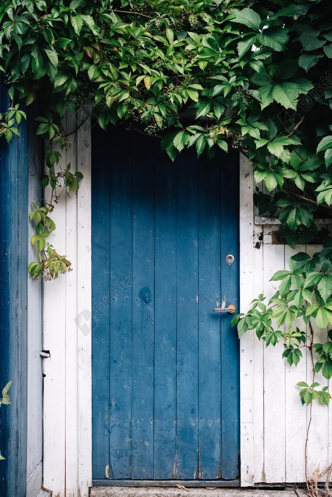 职业 工作 办公室 职场       太空 空间 农场 农田 庄园 城市 都市 时尚 现代化  风景 风光 美景 田园 山水 墙 围墙 表面 隔阂 背景 营销 推广 商务 市场 策划 花园 园林 园艺 植物 花 房子 房间 住宅 家 家园 家居 故乡 美丽 休闲 自在 舒适 安逸 合适 老人 智者 老者  肖像 人物特写 画像 夏日 夏季 热情 全身像  自然 环境  窗户 白色 浅色 黑白 简单 清新
