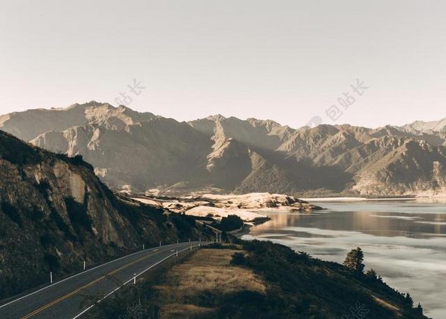 灰色的山脉和公路背景图片