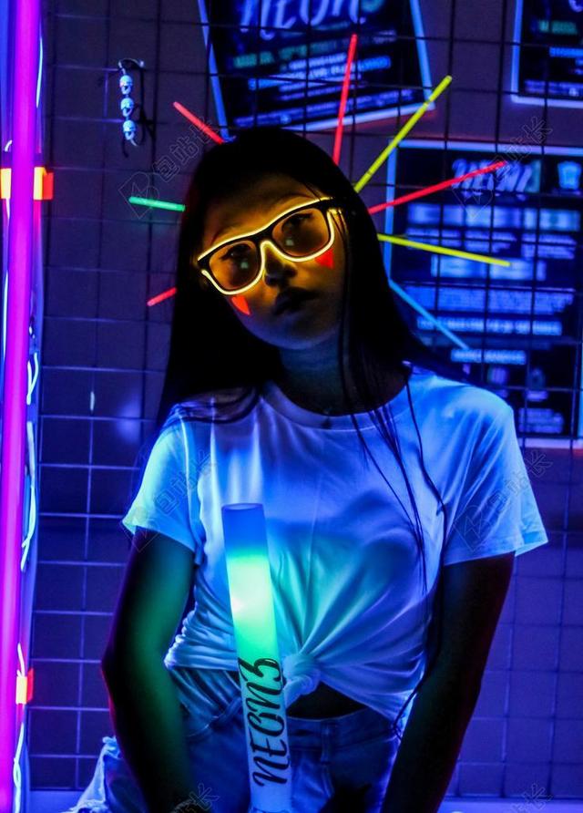 夜店里的女孩和灯光背景图片