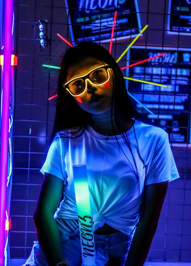 夜店里的女孩和灯光背景图片