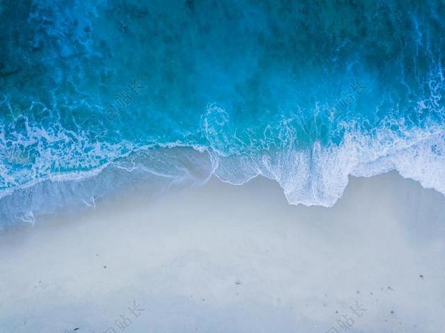 蓝色的海水和沙滩背景图片