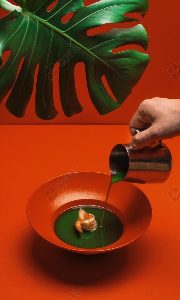 红色的桌子上的水果菜肴背景图片