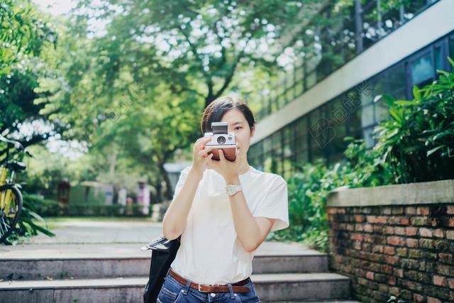 街头拍照的女人背景图片
