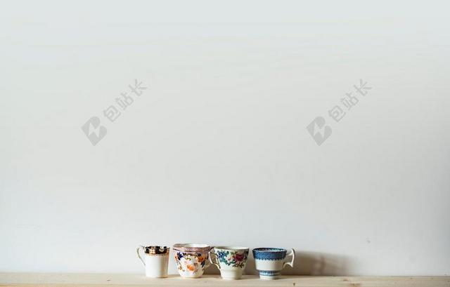 桌子上美丽的瓷杯背景图片