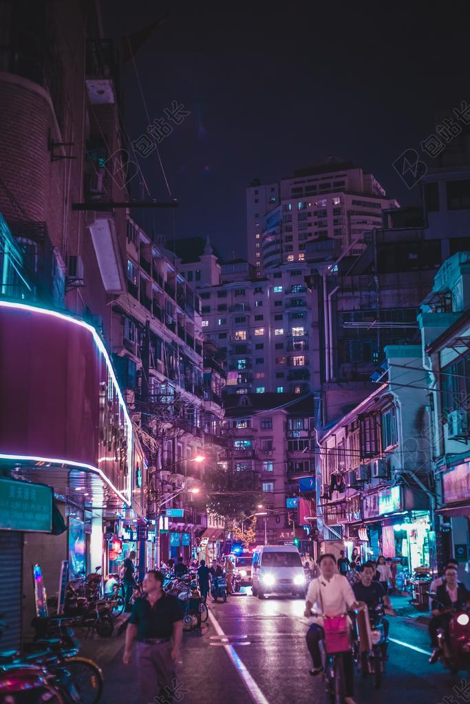 夜晚街头的灯光背景图片