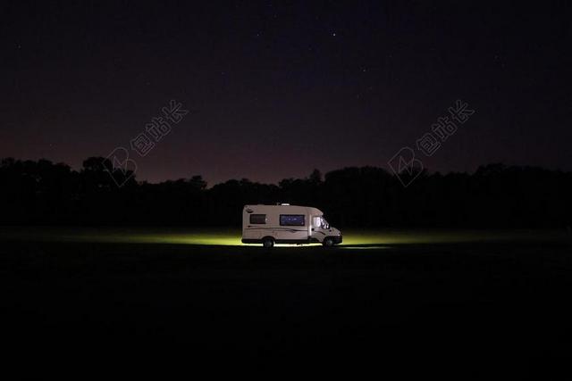 汽车 车 小汽车 轿车 跑车  星空 星星 闪光 明星 夜晚 晚上 黑夜 黑暗 灯光 霓虹灯 旅行 旅游 行程 度假 休闲 度假 假日  肖像 人物特写 画像 树木 丛林 森林 全身像 活力 人物 人群 风土人情