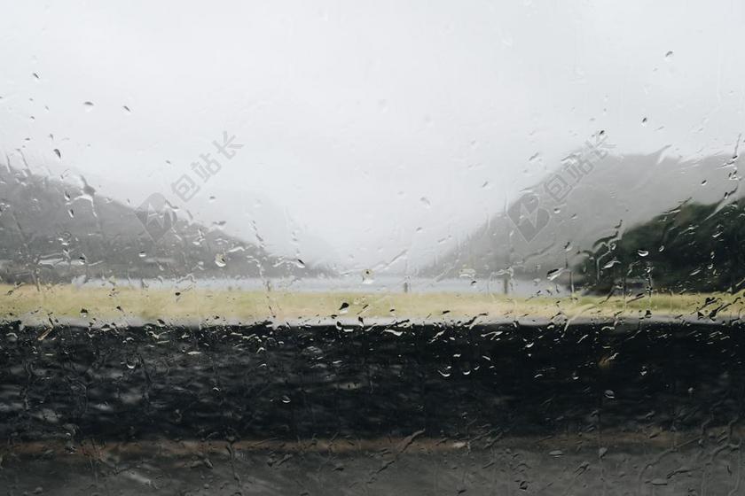 阴天窗户上雨水背景图片