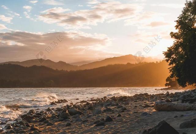 风景 风光 美景 田园 山水  地球 泥土 草地 操场  日落 夕阳 太阳  美女 丽人 优雅 美丽 漂亮 女孩 女人 女性 山 山峰 顶峰 景色 夏日 夏季 热情  天空 海 海水 大海 雨 下雨 惬意 黑色 暗色 黑白 昏暗