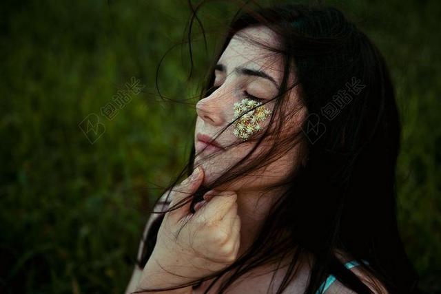 手 手势 握手 击掌 胜利 花 玫瑰 美丽 花朵  美女 丽人 优雅 美丽 漂亮 女孩 女人 女性 头发 毛发 毛 头部 爱情 恋爱 恋人 情人 情侣 浪漫 开心 喜悦 笑话 开怀大笑 肖像 人物特写 画像  草地 草坪 草丛  全身像 可爱的 自然 环境 人物 人群 风土人情