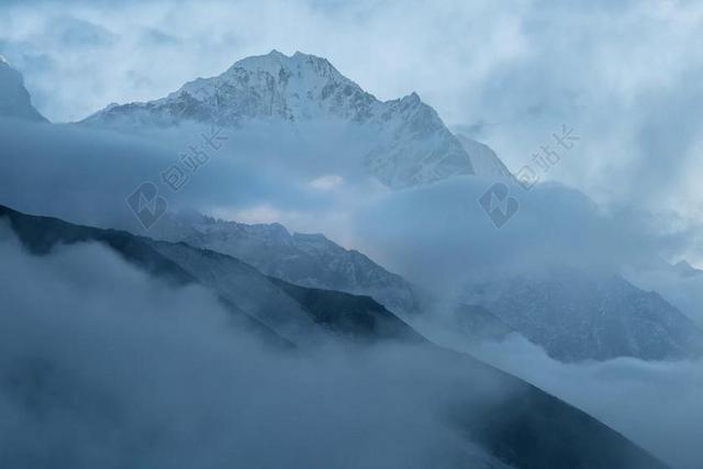 风景 风光 美景 田园 山水 山 山峰 顶峰 景色 房子 房间 住宅 茶 饮茶 茶叶 茶文化 冬季 冬天 新年 山 山峦 山峰