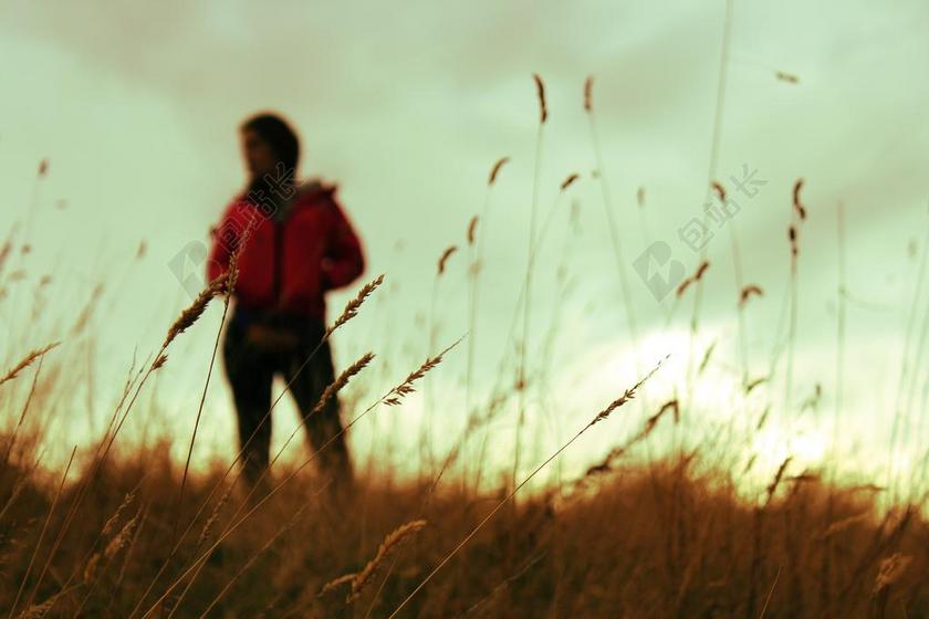 风景 风光 美景 田园 山水  夜晚 晚上 黑夜 黑暗 灯光 霓虹灯 农场 农田 庄园 日落 夕阳 太阳 天空 自然 环境 男士 男性 男人  女性 女士 美丽 女人 一个女人