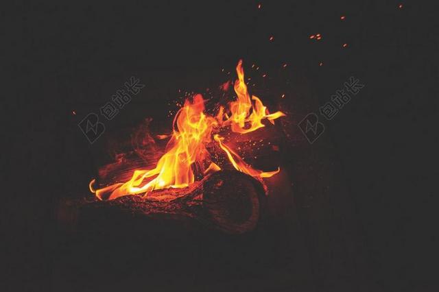 夜晚 晚上 黑夜 黑暗 灯光 霓虹灯 地球 泥土 草地 操场 灯光 光线 激光 打火机 烧烤 烤肉 房子 房间 住宅 家 家园 家居 故乡 美丽 休闲 自然 环境 黑色 暗色 黑白 昏暗