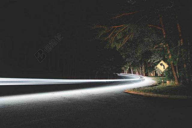 夜晚 晚上 黑夜 黑暗 灯光 霓虹灯 道路 旅途 路途 户外 街道 公路  城市 都市 时尚 现代化 风景 风光 美景 田园 山水 灯光 光线 激光 打火机  墙 围墙 表面 隔阂 背景  爱情 恋爱 恋人 情人 情侣 浪漫 旅行 旅游 行程 度假 休闲 度假 假日  树木 丛林 森林 可爱的 树 树木 树林 森林