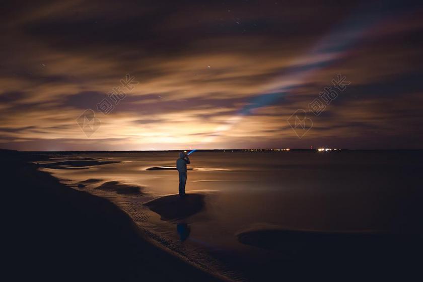 夜晚 晚上 黑夜 黑暗 灯光 霓虹灯 城市 都市 时尚 现代化 风景 风光 美景 田园 山水 灯光 光线 激光 打火机 肖像 人物特写 画像 天空 海 海水 大海 全身像 自然 环境 雨 下雨 惬意 人物 人群 风土人情 男士 男性 男人