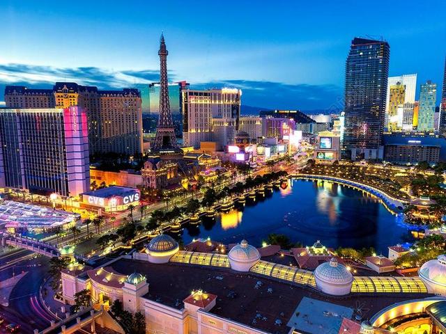 夜晚都市的灯光背景图片