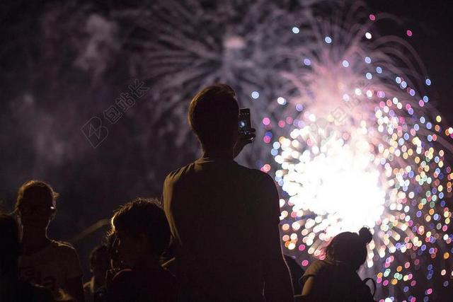 夜晚 晚上 黑夜 黑暗 灯光 霓虹灯 学习 研究  书籍 夏日 夏季 热情 书 书籍 阅读  男士 男性 男人 女性 女士 美丽 女人