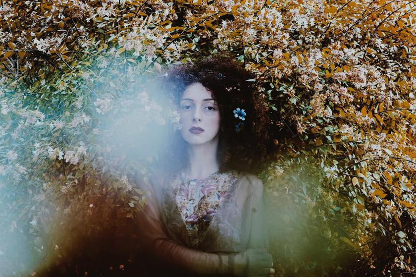 花 玫瑰 美丽 花朵 时尚 流行 个性 城市 头发 毛发 毛 头部 伤心 悲伤 忧郁 忧伤 咖啡 咖啡厅 咖啡馆 肖像 人物特写 画像 女孩 少女 姑娘 美丽 全身像  自然 环境 人物 人群 风土人情 活力  一个女人 女性 女士 美丽 女人