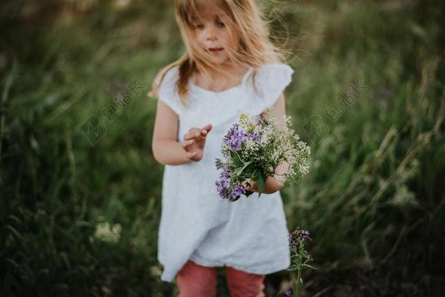 花 玫瑰 美丽 花朵 夜晚 晚上 黑夜 黑暗 灯光 霓虹灯 头发 毛发 毛 头部 复古 酿酒 古典 收获 家 家园 家居 故乡 美丽 休闲  宝宝 婴儿 孩子 孩子 儿童 童真 肖像 人物特写 画像 女孩 少女 姑娘 美丽 草地 草坪 草丛 全身像 自然 环境  人物 人群 风土人情 童年 回忆 记忆 白色 浅色 黑白 简单 清新