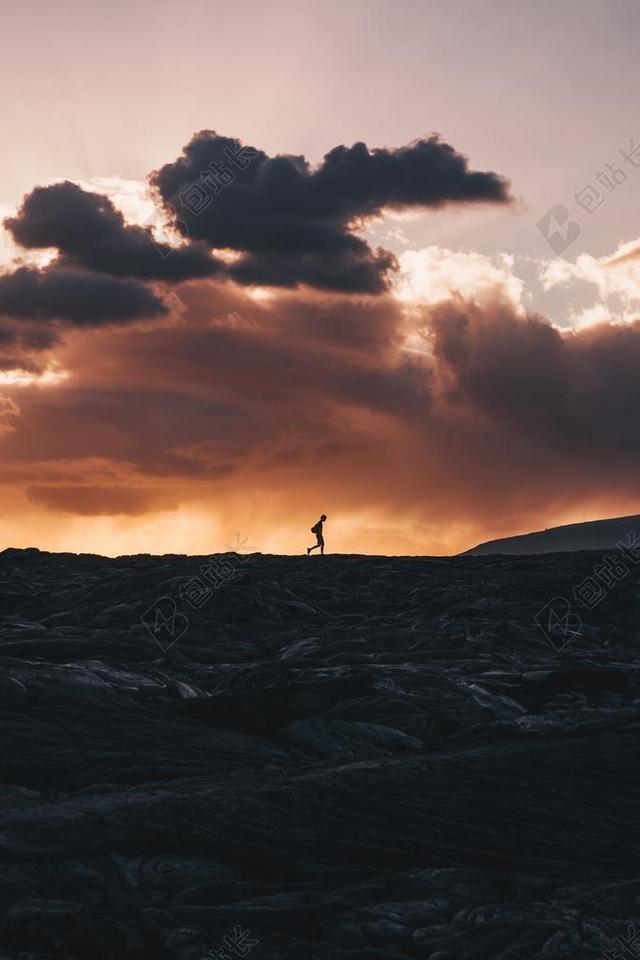 夜晚 晚上 黑夜 黑暗 灯光 霓虹灯 建筑 大厦 建筑物 建设 风景 风光 美景 田园 山水 日落 夕阳 太阳 地球 泥土 草地 操场 山 山峰 顶峰 景色 墙 围墙 表面 隔阂 背景  爱情 恋爱 恋人 情人 情侣 浪漫  蔬菜 素食 素食主义 绿色食品 肖像 人物特写 画像 天空 音乐 音乐会 演唱会 可爱的 全身像  自然 环境 人物 人群 风土人情 IPHONE 苹果 苹果手机 商务  黑色 暗色 黑白 昏暗 山 山峦 山峰