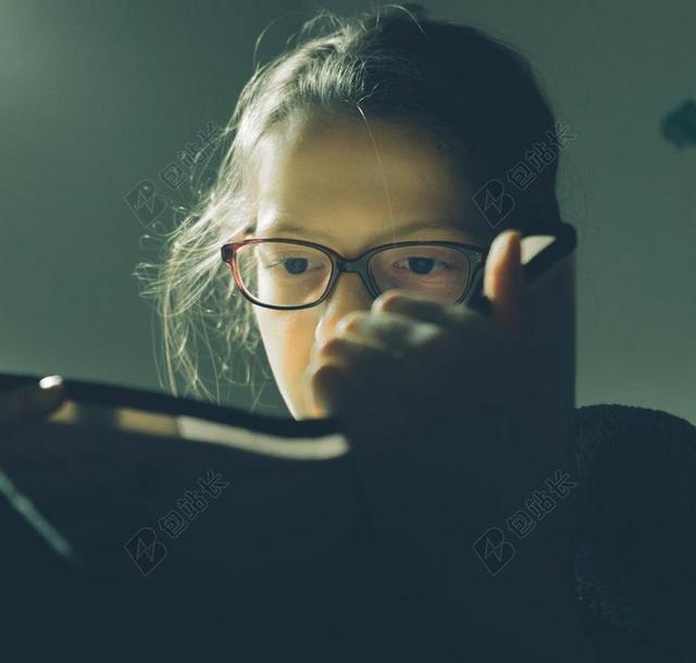夜晚 晚上 黑夜 黑暗 灯光 霓虹灯 灯光 光线 激光 打火机 头发 毛发 毛 头部 房子 房间 住宅 家 家园 家居 故乡 美丽 休闲  肖像 人物特写 画像 阅读 书籍 学习 女孩 少女 姑娘 美丽  书 书籍 阅读 全身像 女性 女士 美丽 女人 一个女人