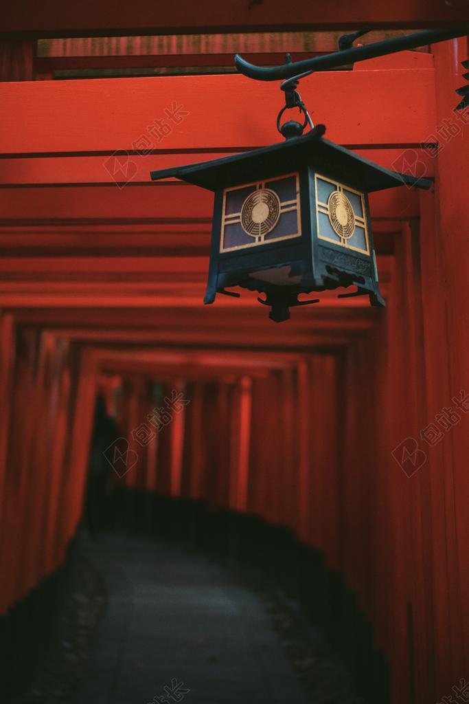 黑色的传统吊灯和红色的走廊背景图片