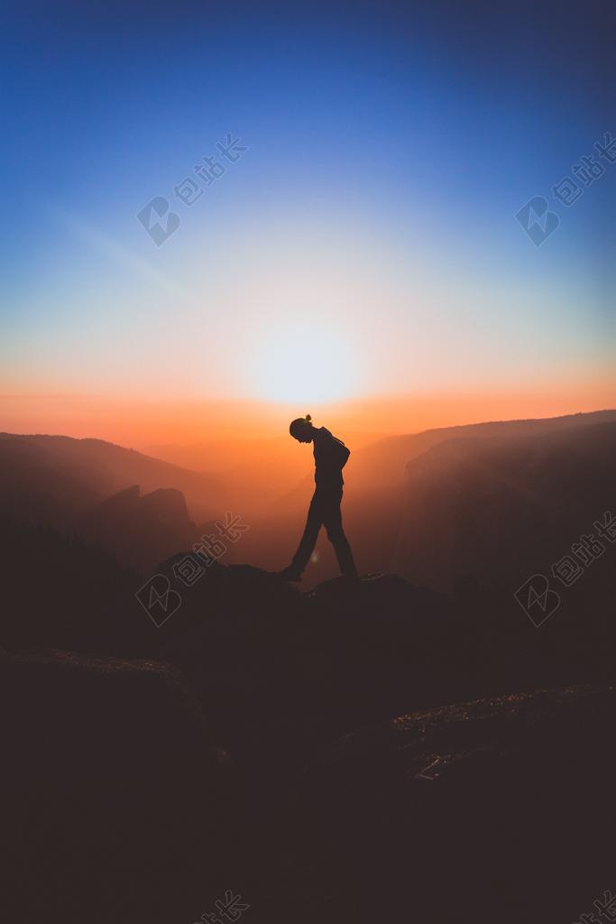 夜晚 晚上 黑夜 黑暗 灯光 霓虹灯  风景 风光 美景 田园 山水 道路 旅途 路途 户外 街道 公路 灯光 光线 激光 打火机 营销 推广 商务 市场 策划 旅行 旅游 行程 度假 休闲 度假 假日 冒险 探险 远足 度假 旅游 休闲 挑战 极限运动 微笑 莞尔一笑 甜蜜 家 家园 家居 故乡 美丽 休闲 夏日 夏季 热情 天空 肖像 人物特写 画像 全身像  自然 环境 人物 人群 风土人情 活力