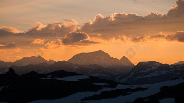 日落 夕阳 太阳  山 山峰 顶峰 景色 爱情 恋爱 恋人 情人 情侣 浪漫 自然 环境 可爱的 云 云朵 天空 加拿大 城市 城市生活 现代化 山 山峦 山峰