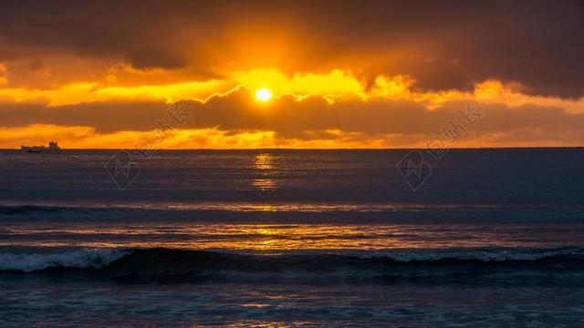 日落 夕阳 太阳  天空 沙滩 海滩 云 云朵 天空