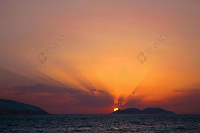 日落 夕阳 太阳 灯光 光线 激光 打火机 山 山峰 顶峰 景色 海 海水 大海 云 云朵 天空 山 山峦 山峰