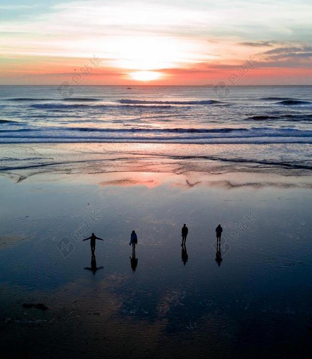 日落 夕阳 太阳 朋友 友谊 友情 红酒 白酒 葡萄酒  沙滩 海滩 海 海水 大海  人物 人群 风土人情 雨 下雨 惬意