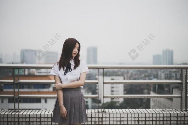 栏杆边的少女背景图片