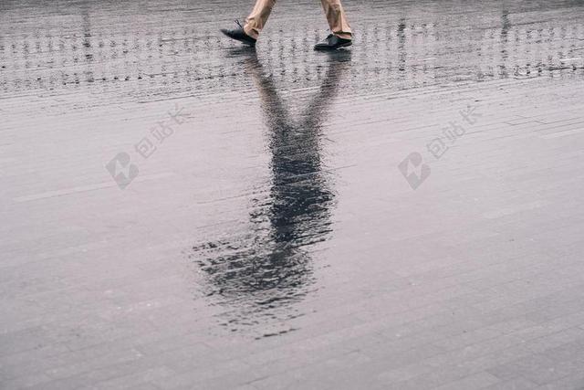 雨 下雨 忧郁  伤心 悲伤 忧郁 忧伤 幸福 快乐 高兴 家庭 甜蜜 肖像 人物特写 画像  全身像 脚 足 自然 环境
