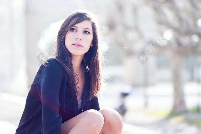美女 丽人 优雅 美丽 漂亮 女孩 女人 女性 微笑 莞尔一笑 甜蜜 肖像 人物特写 画像 学校 学院 全身像 自然 环境 人物 人群 风土人情  工作 职业 职场 商务 女性 女士 美丽 女人 一个女人
