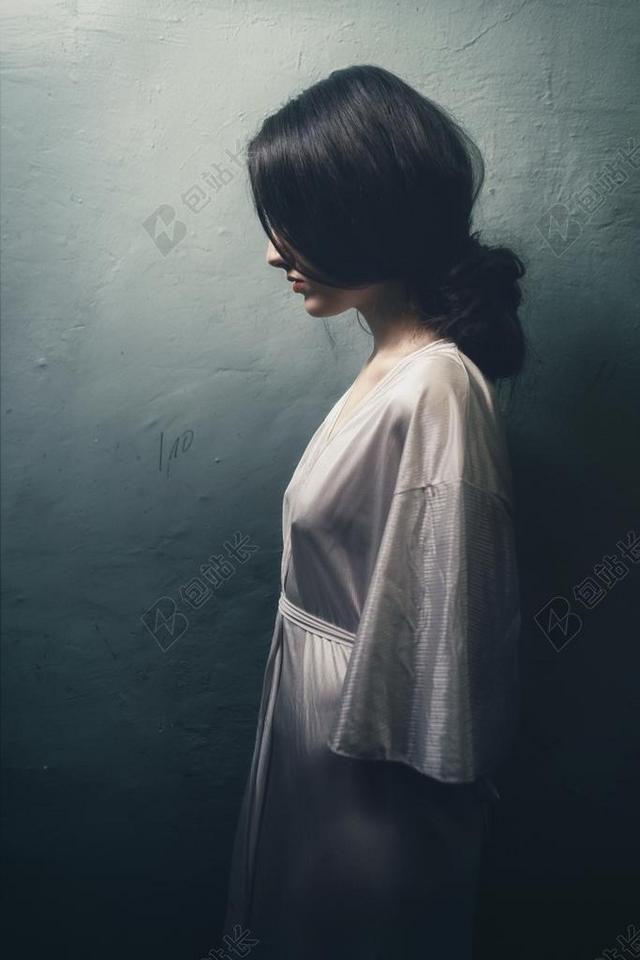 墙 围墙 表面 隔阂 背景 美女 丽人 优雅 美丽 漂亮 女孩 女人 女性  时尚 流行 个性 城市 头发 毛发 毛 头部 肖像 人物特写 画像 写字 文章 书籍 全身像  自然 环境 人物 人群 风土人情 白色 浅色 黑白 简单 清新  女性 女士 美丽 女人