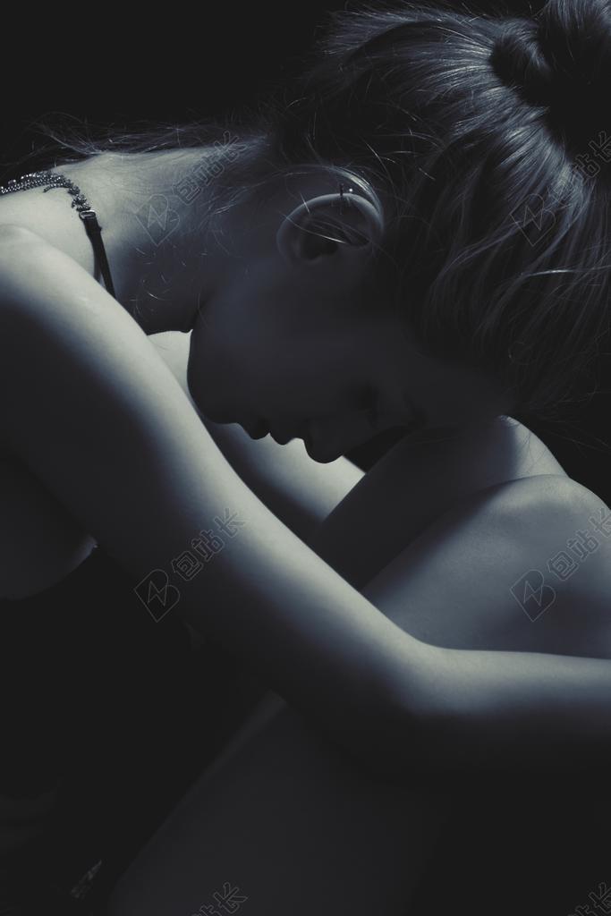 时尚 流行 个性 城市  朋友 友谊 友情 肖像 人物特写 画像 女孩 少女 姑娘 美丽  全身像 白色 浅色 黑白 简单 清新 黑色 暗色 黑白 昏暗