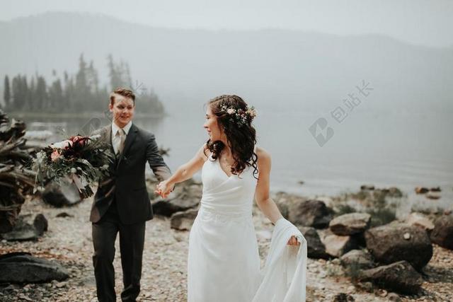 婚礼 喜庆 庆祝 节日 婚姻 爱人 恋人 情侣 爱情 恋爱 恋人 情人 情侣 浪漫 微笑 莞尔一笑 甜蜜 职业装 正装 西装 商务 肖像 人物特写 画像  情侣 伴侣 爱情 树木 丛林 森林 可爱的 全身像 树 树木 树林 森林 男士 男性 男人 女性 女士 美丽 女人 一个女人