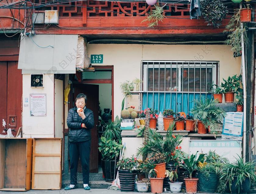 老旧的房子和盆栽背景图片