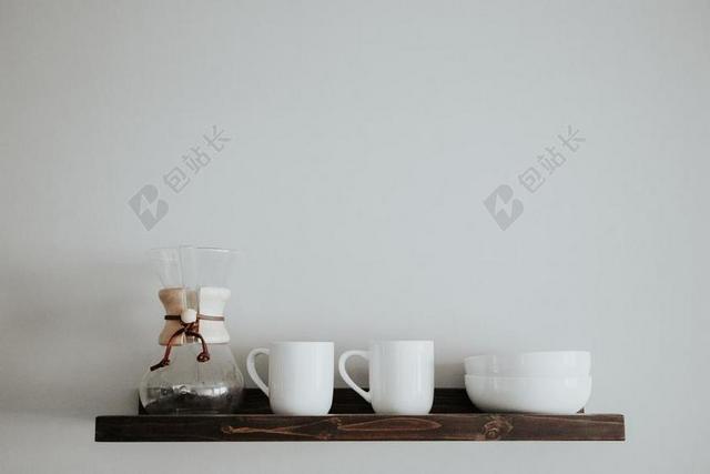 架子上的白色瓷杯背景图片