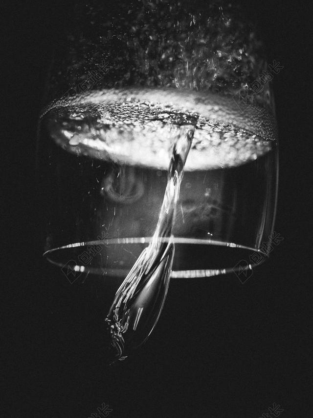 酒杯里的酒水背景图片