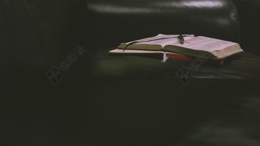 桌子上的白色的书本背景图片