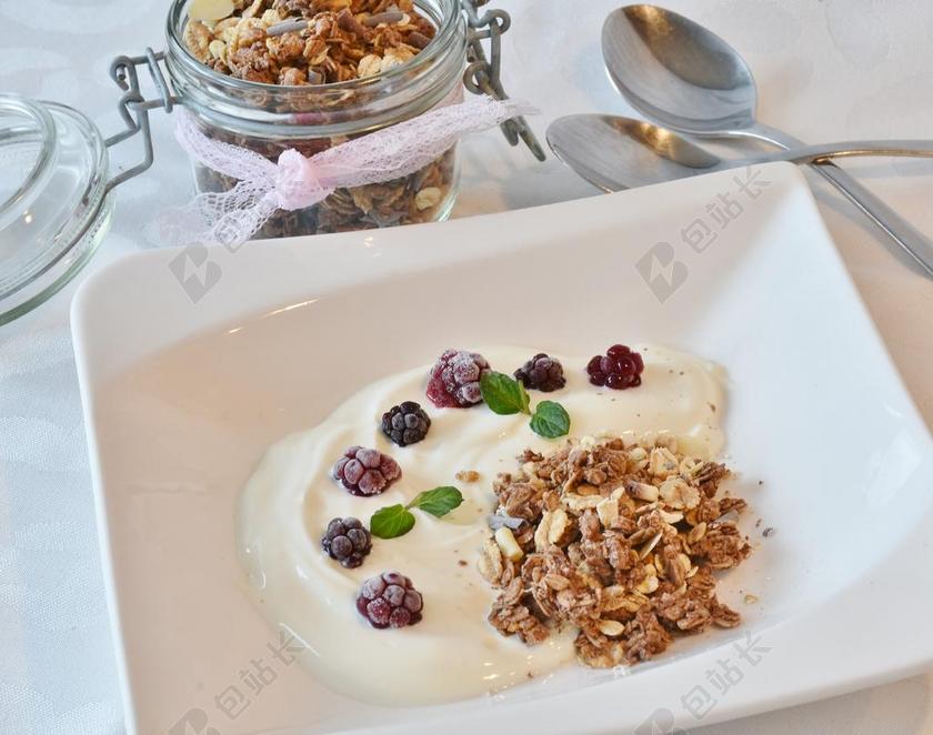 营养早餐 早餐 玻璃 酸奶 甜点 浆果 勺子 绿色 食品