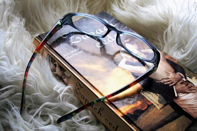 眼镜 阅读 特写 书 反思 浪漫 文学 爱好 休假 文化