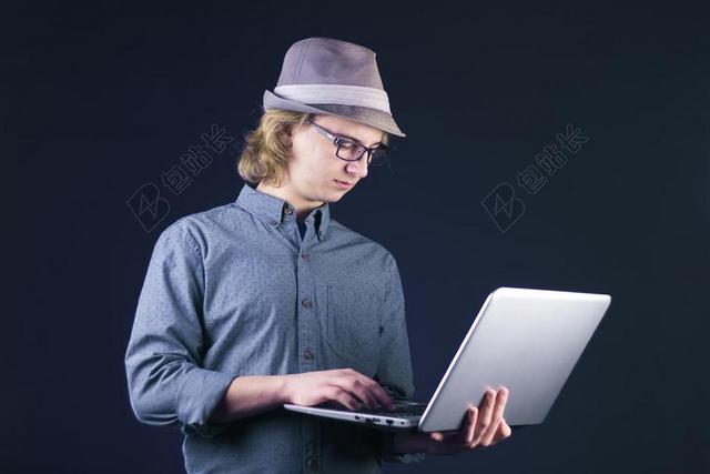 男人和电脑背景图片
