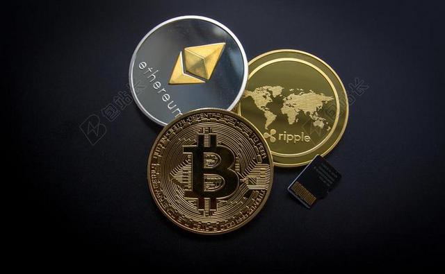 金色比特币和存储卡背景图片