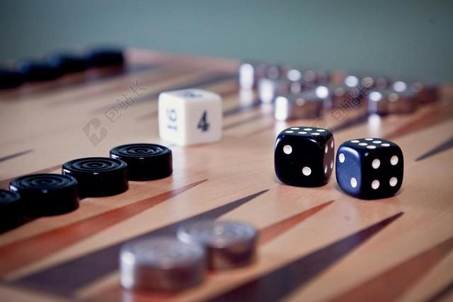 棋盘上的骰子和棋子背景图片