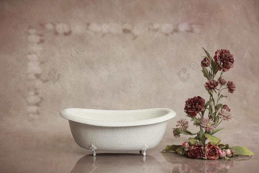 白色的浴缸和干花背景图片
