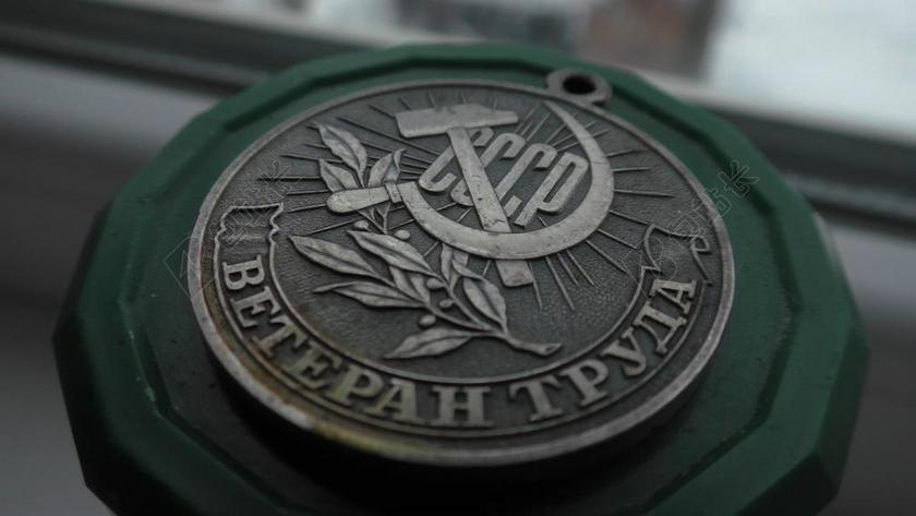 灰色的金属奖牌背景图片