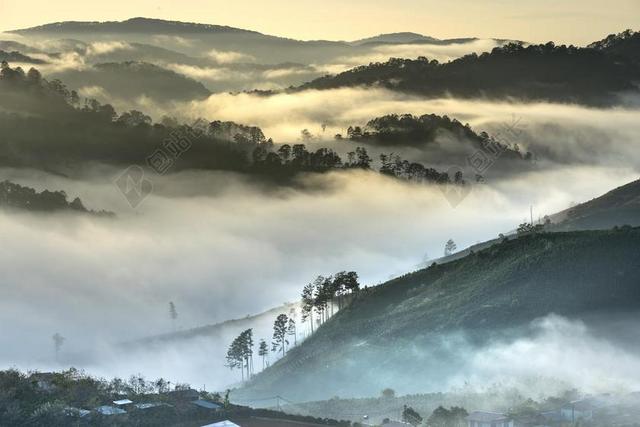 白色的云雾和山丘背景图片