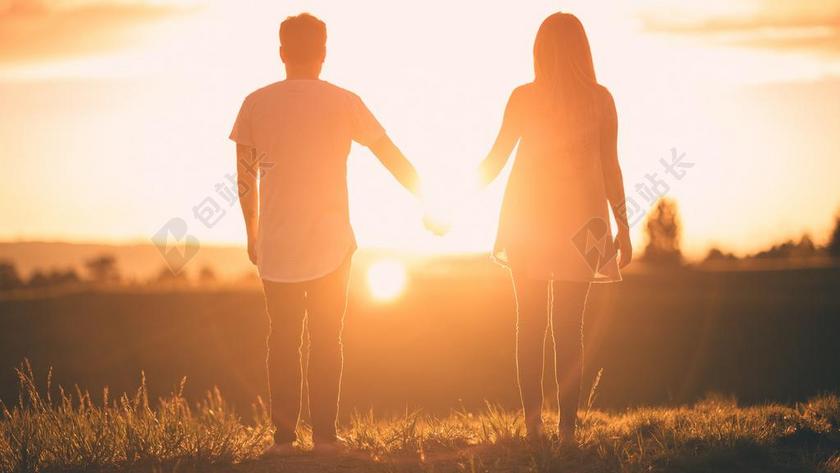 人 男子 女子 牵手 日落 查看 景观 户外 自然 阳光